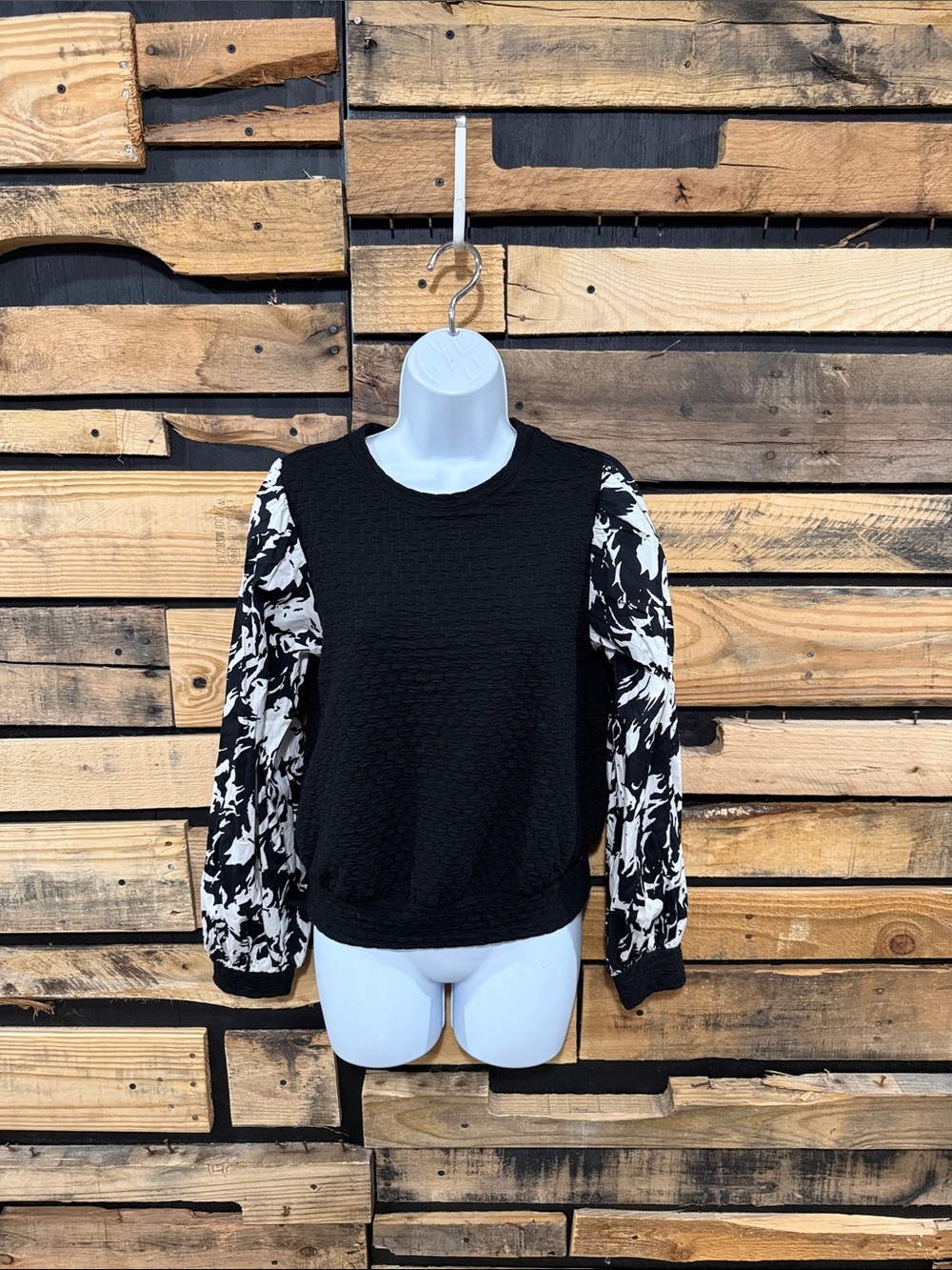 ANTHROPOLOGIE Porridge Textured Sweatshirt Black Floral Puffed Sleeve
Size‎ XS